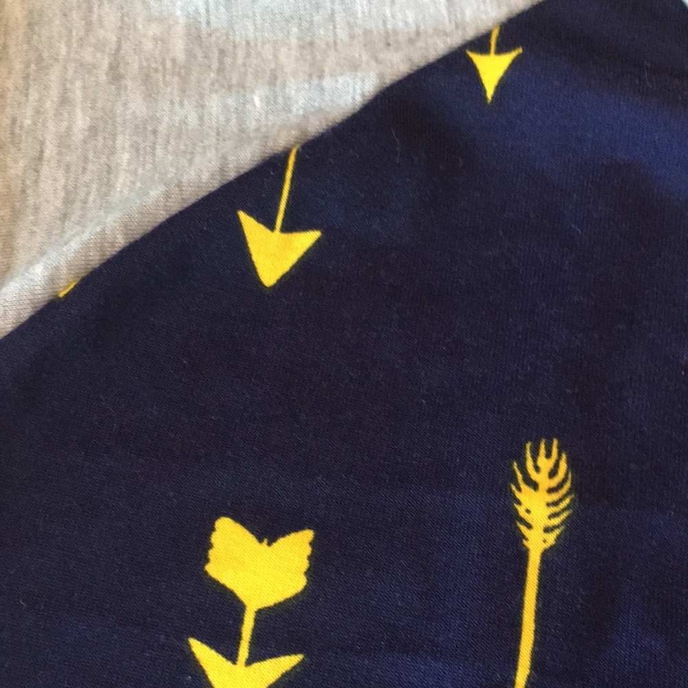 LulaRoe Randy tee with arrows - Picture 3 of 3